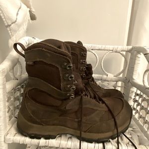 Women Danner High Ground size 9 lace up hiking boots insulated hiking boots